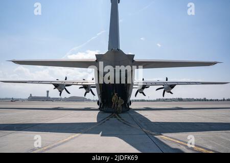 Lo staff dell'aeronautica militare statunitense C-130J Loadammaestrers Sergeant Trevor Humes (a sinistra) e il Senior Airman Gordon Mursatt (a destra), assegnato allo Squadrone Airlift 36th presso la base aerea di Yokota, si preparano per i passeggeri durante la bandiera rossa 22-2 presso la base congiunta Elmendorf-Richardson, Alaska, 13 giugno 2022. RF-A 22-2 fornisce un addestramento realistico in combattimento in un ambiente simulato. (STATI UNITI Air Force foto di Airman 1st Classe Julia Lebens) Foto Stock