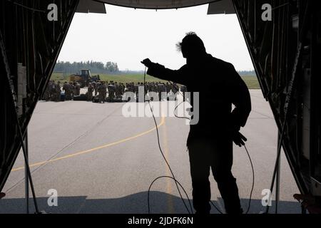 US Air Force C-130J loadmaster Senior Airman Gordon Mursatt, assegnato al 36th Airlift Squadron alla Yokota Air base, Giappone, conduce un'ispezione pre-volo durante la bandiera rossa 22-2 a Fort Wainwright, Alaska, 13 giugno 2022. RF-A 22-2 fornisce un addestramento realistico in combattimento in un ambiente simulato. (STATI UNITI Air Force foto di Airman 1st Classe Julia Lebens) Foto Stock