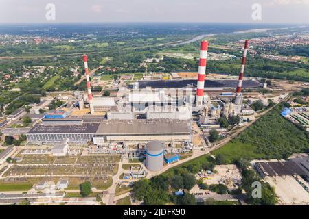 7.06.2022, Varsavia, Polonia - Centrale di calore ed energia Siekierki. Veduta aerea di una grande centrale elettrica in Polonia. Foto di alta qualità Foto Stock