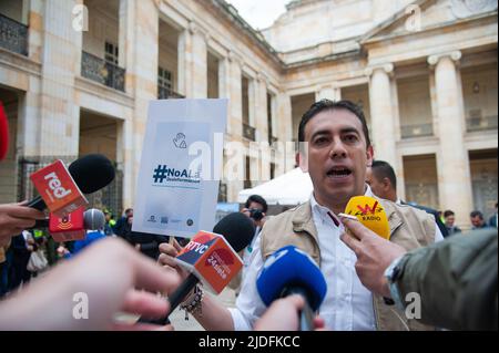 Il registrar nazionale colombiano parla ai media durante il raduno di voto per i runoff presidenziali tra la sinistra Gustavo Petro e Independent Foto Stock