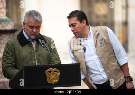 Il registrar nazionale della Colombia Alexander Vega parla con il presidente colombiano Ivan Duque Marquez durante il rally di voto per i runoff presidenziali Foto Stock