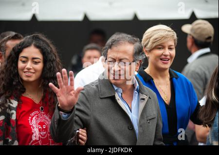 Il candidato presidenziale di sinistra Gustavo Petro è seguito dalla sua famiglia a votare durante il rally di voto per i runoff presidenziali tra sinistra-win Foto Stock