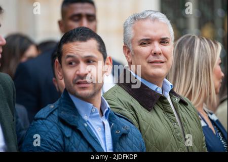 Il presidente colombiano Ivan Duque Marquez parla con il ministro dell'interno della Colombia Daniel Palacios durante il raduno di voto per la corsa presidenziale Foto Stock