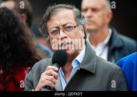 Il candidato presidenziale di sinistra Gustavo Petro parla ai media durante il rally di voto per i runoff presidenziali tra la sinistra Gustavo Petr Foto Stock