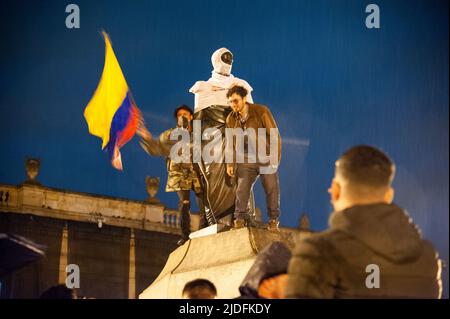 La gente festeggia per le strade e nella Plaza de Bolivar di Bogotà con striscioni, magliette e cartelli, la vittoria di Gustavo Petro che ha vinto il sec Foto Stock