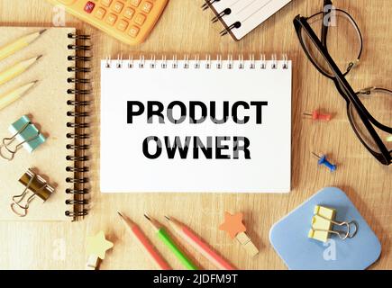 PROPRIETARIO DEL PRODOTTO . Testo scritto sul blocco note con strumenti e documenti per l'ufficio. Foto Stock