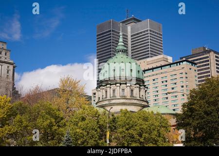 Edifici del centro di Montreal con vista della Cattedrale di Maria Regina del mondo e Place Ville-Marie in autunno, Quebec, Canada. Foto Stock