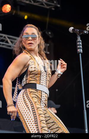 Carolyn Griffey, cantante con la band Shalamar che si esibisce al festival musicale Soultasia di Promenade Park, Maldon, Essex, Regno Unito. Foto Stock