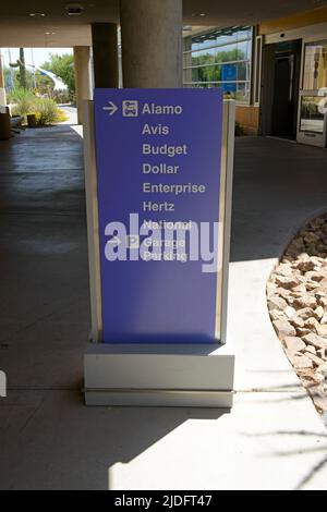 Cartello che indica i banchi clienti delle compagnie di autonoleggio presso l'aeroporto internazionale di Tucson, Arizona Foto Stock