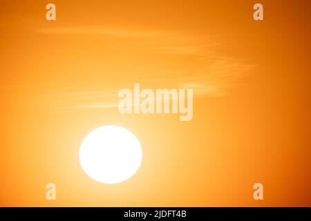 Splendido panorama panoramico della forte alba con fodera argentata e nuvola sul cielo arancione. Foto di alta qualità Foto Stock