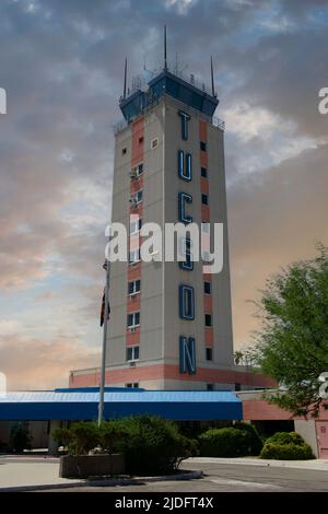 La famosa torre di controllo dell'aeroporto internazionale di Tucson con la sua segnaletica Neon. Foto Stock