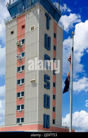 La famosa torre di controllo dell'aeroporto internazionale di Tucson con la sua segnaletica Neon. Foto Stock