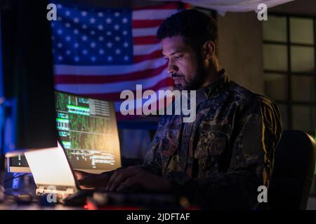 Hacker americano in unifrorm militare su Dark web, concetto di cyberwar. Foto Stock