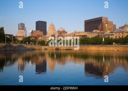 Skyline di Montreal e bacino di Bonsecours all'alba, Porto Vecchio di Montreal, Quebec, Canada. Foto Stock