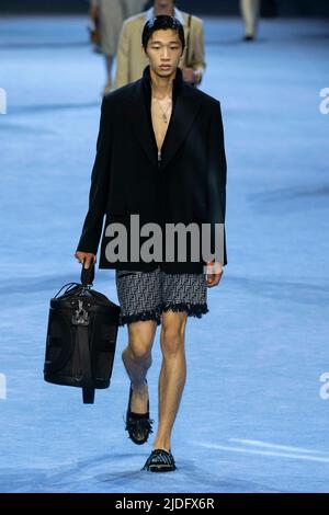 Milano, Italia. 18th giugno 2022. PISTA FENDI SS23 durante la settimana della Moda di Milano il 2022 giugno - Milano, Italia. 18/06/2022 Credit: dpa/Alamy Live News Foto Stock