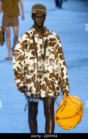 Milano, Italia. 18th giugno 2022. PISTA FENDI SS23 durante la settimana della Moda di Milano il 2022 giugno - Milano, Italia. 18/06/2022 Credit: dpa/Alamy Live News Foto Stock