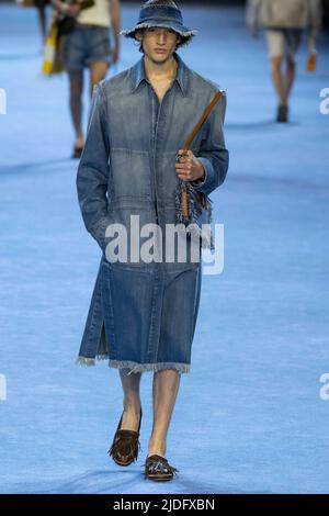 Milano, Italia. 18th giugno 2022. PISTA FENDI SS23 durante la settimana della Moda di Milano il 2022 giugno - Milano, Italia. 18/06/2022 Credit: dpa/Alamy Live News Foto Stock
