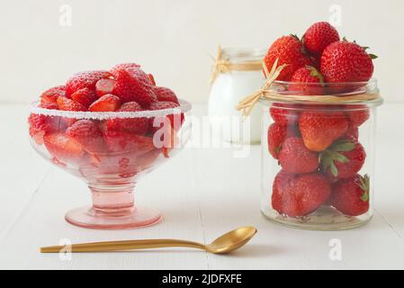 Fragole fresche con crema fresco, gustoso dessert di frutta, spazio copia, senza persone, closeup basso angolo. Foto Stock