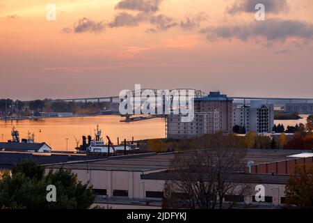 Il Sault Ste Marie International Bridge e Soo Locks a Sault Ste Marie, Ontario, Canada Foto Stock