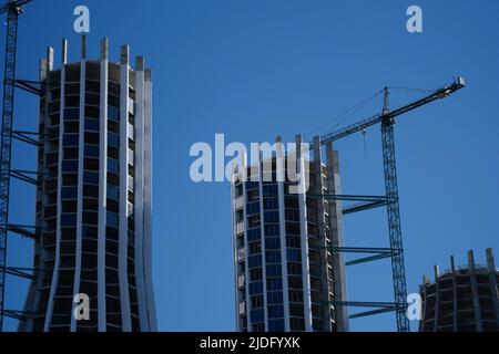 T.ower gru in costruzione di nuova casa a più piani Foto Stock