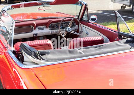 1966 Red Ford Mustang Convertibile parcheggiato a Sydney, interno di sedili in pelle rossa, cruscotto e volante, Australia Foto Stock