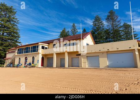 Newport Beach SLSC surf life saving club e Newport Beach, Winters Day Blue Sky, Sydney, NSW, Australia Foto Stock