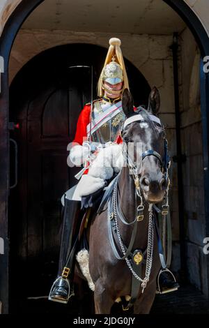 Una guardia di vita della cavalleria domestica su un cavallo fuori horseguards, Londra, Inghilterra, Regno Unito Giovedi, 19 maggio 2022. Foto Stock