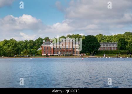 The Round Pond e Kensington Palace, Kensington Gardens, Londra, Inghilterra, Regno Unito giovedì 19 maggio 2022. Foto Stock