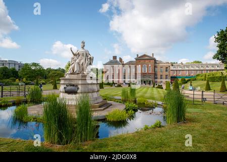 Statua della Regina Vittoria a Kensington Palace, Kensington Gardens, Londra, Inghilterra, Regno Unito Giovedì 19 maggio 2022. Foto Stock