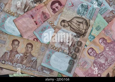 Banconote thailandesi di diverse denominazioni Foto Stock