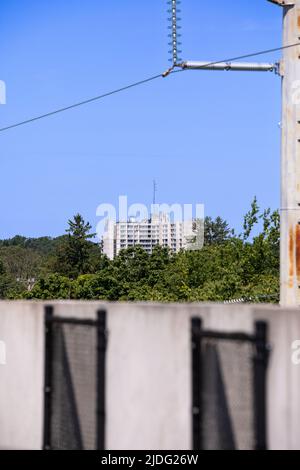 Vecchio appartamento abbandonato circondato da lussureggiante foresta Foto Stock