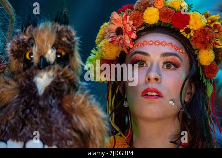 Zinnowitz, Germania. 20th giugno 2022. L'attore Annabel Himmelspach (Nayra, Principessa dei giocolieri) esegue una scena del "Festival d'Oro dei giocolieri" durante le prove del Vineta Festival. Nella commedia di quest'anno, la leggendaria città di Vineta, che è sempre minacciata dall'affondamento in mare, ospita una festa, anche per placare gli spiriti minacciosi. La prima è su 25.06.2022. Credit: Stefan Sauer/dpa/Alamy Live News Foto Stock