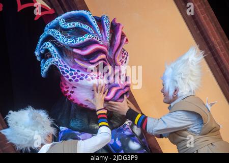 Zinnowitz, Germania. 20th giugno 2022. Gli attori esibiscono una scena del "Festival d'Oro dei giocolieri" di quest'anno sul palco Vineta della località balneare del Baltico. Nella commedia di quest'anno, la leggendaria città di Vineta, che è sempre minacciata dall'affondamento in mare, ospita una festa, anche per placare gli spiriti minacciosi. La prima è su 25.06.2022. Credit: Stefan Sauer/dpa/Alamy Live News Foto Stock