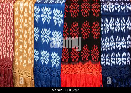 Sciarpe o Macanas al mercato, artigianato tradizionale e design per il cantone Gualaceo, provincia di Azuay, realizzato utilizzando la tecnica chiamata Ikat. Colorato Foto Stock