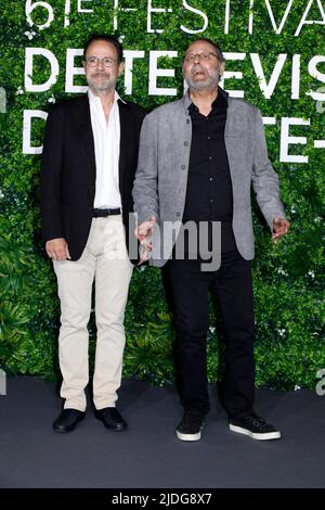 L'attore francese Jean Reno (R) e lo scrittore Marc Levy (R) posano durante una fotocall per lo spettacolo televisivo "All that things we Never Said" al Monte Carlo TV Festival 61st di Monaco il 20 giugno 2022. Foto di Patrick Aventurier/ABACAPRESS.COM Foto Stock