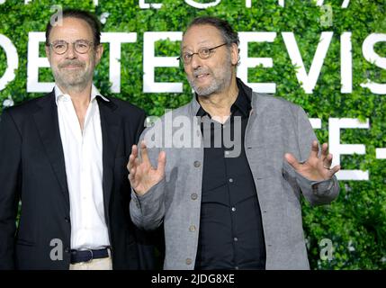 L'attore francese Jean Reno (R) e lo scrittore Marc Levy (R) posano durante una fotocall per lo spettacolo televisivo "All that things we Never Said" al Monte Carlo TV Festival 61st di Monaco il 20 giugno 2022. Foto di Patrick Aventurier/ABACAPRESS.COM Foto Stock