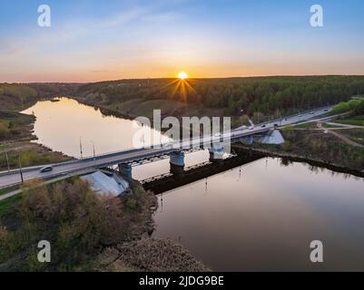 Splendida vista del ponte sul fiume Iset nella città di Kamensk-Uralsky al tramonto in primavera. Kamensk-Uralskiy, regione di Sverdlovsk, monte Ural Foto Stock