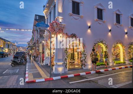 Il crepuscolo cade sulle pittoresche botteghe sino-portoghesi o Peranakan in Thalang Road, nella zona storica della Città Vecchia di Phuket, Phuket, Thailandia Foto Stock