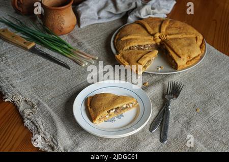 Un pezzo di empanada Gallega - torta tradizionale ripiena di tonno. Crostata con tonno e verdure. Foto Stock