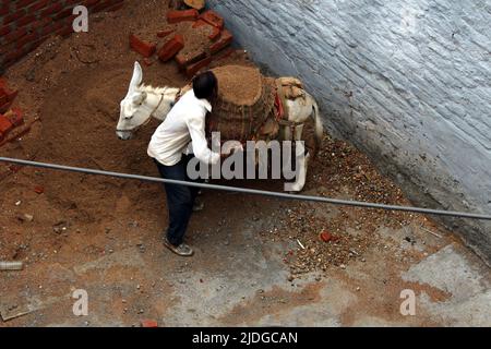 un lavoratore che lavora in cantiere Foto Stock