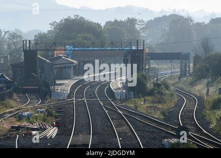 Castle Cary, Somerset, Regno Unito. 21st giugno 2022. Vista generale della stazione di Castle Cary nel Somerset, che si prepara per l'afflusso di folle che si rechi al Glastonbury Festival il primo giorno dello sciopero ferroviario RMT. Il primo treno in oggi con festivalgoers è previsto intorno a mezzogiorno. Picture Credit: Graham Hunt/Alamy Live News Foto Stock