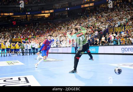 Colonia, Germania. 19th giugno 2022. Ludovic FABREGAS (Barca) converte gli ultimi sette metri in vittoria contro Andreas WOLFF (Kielce), azione, pallamano Champions League Final Four, finale FC Barcelona (Barca) contro Lomza vive Kielce 37:35 dopo sette metri, il 19th giugno 2022 a Colonia, Germania. Â Credit: dpa/Alamy Live News Foto Stock