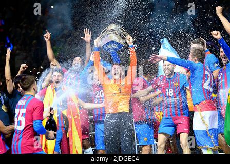 Colonia, Germania. 19th giugno 2022. Cerimonia di premiazione, giubilazione Team Barca con la coppa il goalwart Gonzalo PEREZ DE VARGAS (Barca) tiene, squadra, doccia champagne Handball Champions League finale quattro, finale FC Barcellona (Barca) vs. Lomza vive Kielce 37:35 dopo sette metri, il 19th giugno 2022 a Colonia, Germania. Â Credit: dpa/Alamy Live News Foto Stock