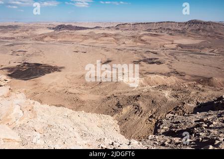 Sezione il cratere Makhtesh Ramon che mostra il bordo nord in primo piano e il bordo sud sullo sfondo, compresa la formazione del dente Shen Ramon Foto Stock