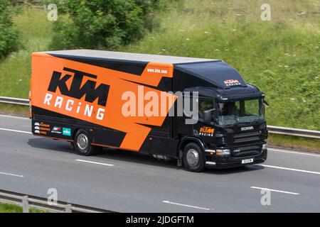 KTM Motorcycle Racing 2006 Scania Commercial Truck 8970cc Motorsport Diesel; guida sull'autostrada M61 UK Foto Stock
