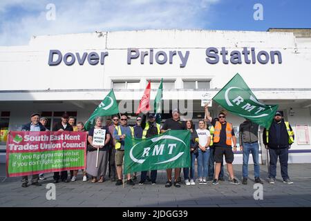 La linea del picket fuori dalla stazione di dover Priory, come membri del sindacato ferroviario, marittimo e dei trasporti iniziano il loro sciopero a livello nazionale in una disputa amara su retribuzione, posti di lavoro e condizioni. Data foto: Martedì 21 giugno 2022. Foto Stock