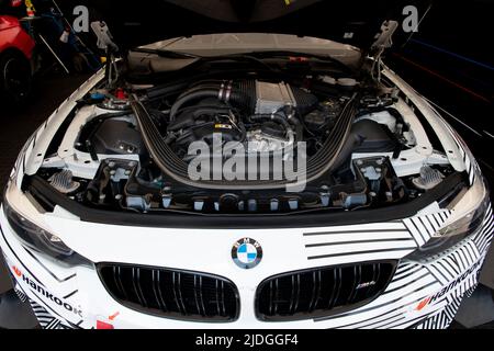 BMW M4 GT Racing super auto nel circuito box, cofano aperto e visibile motore Imola, Italia, giugno 17 2022. DTM Foto Stock