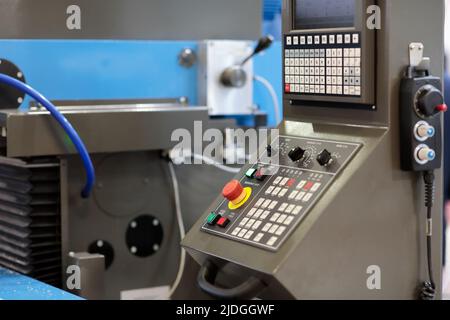 Macchina per la lavorazione dei metalli con console operatore CNC in primo piano. Messa a fuoco selettiva. Foto Stock