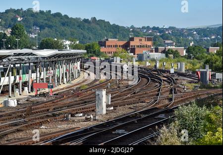 Brighton UK 21st Giugno 2022 - e' molto piu' tranquillo del normale vicino alla stazione di Brighton il primo giorno di azione industriale da parte del sindacato RMT che interessa la corsa dei treni attraverso il paese . : Credit Simon Dack / Alamy Live News Foto Stock