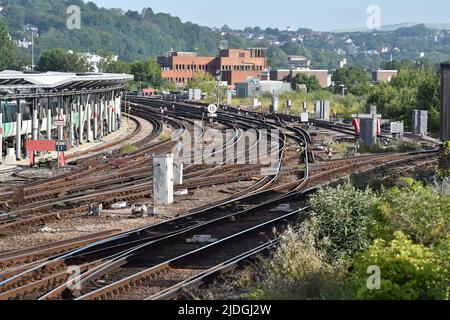 Brighton UK 21st Giugno 2022 - e' molto piu' tranquillo del normale vicino alla stazione di Brighton il primo giorno di azione industriale da parte del sindacato RMT che interessa la corsa dei treni attraverso il paese . : Credit Simon Dack / Alamy Live News Foto Stock